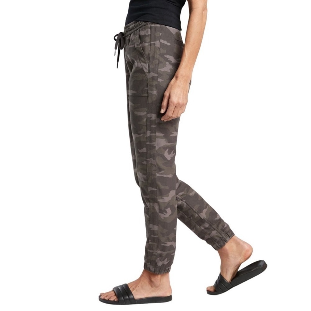 Athleta Women's (Olive) Green Camo Farallon Jogger Size 4 - Picture 2 of 6